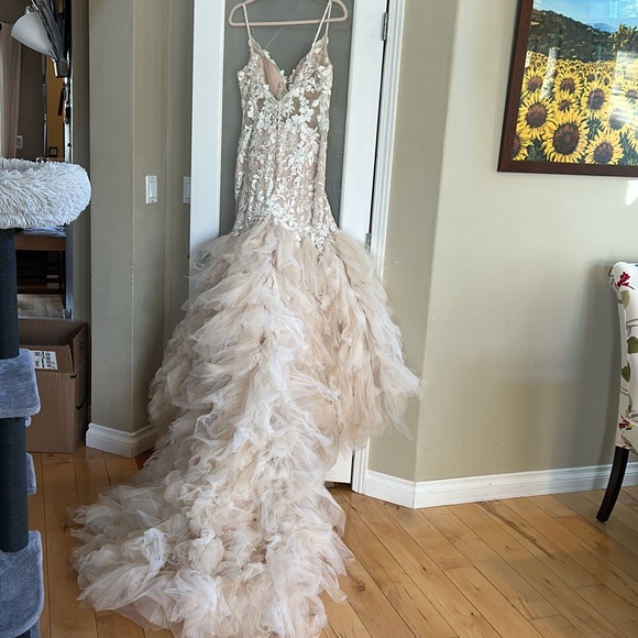 Badgley Mischka Elyse Wedding Dress - Picture 10 of 14